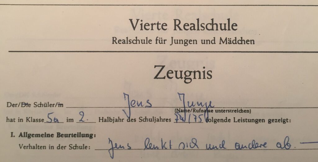 Zeugnis Jens Junge, "lenkt sich und andere ab"