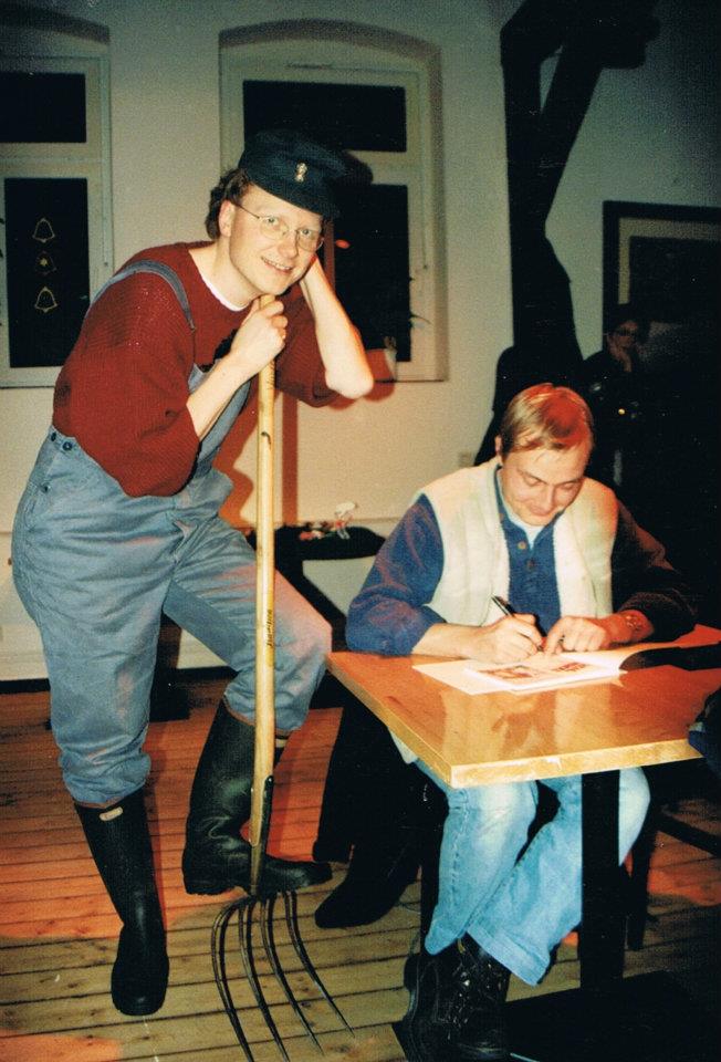 Jens Junge und Kim Schmidt bei der Buchpräsentation von Band 1 der Local Heroes in der Galerie in Flensburg 1997